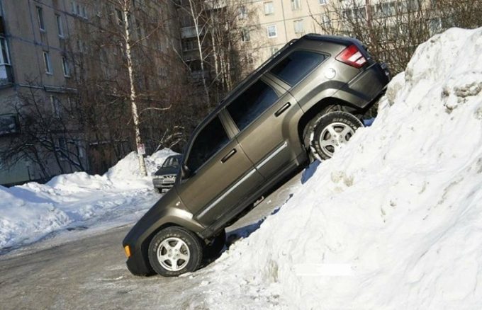 Парковка в сугробе