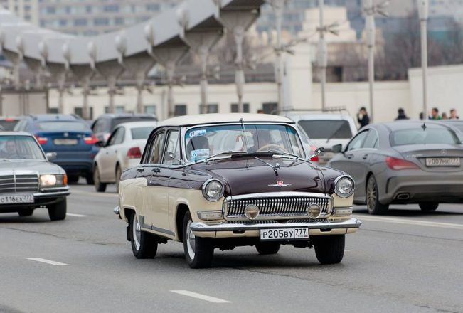 Ретро-автомобиль на улицах Москвы