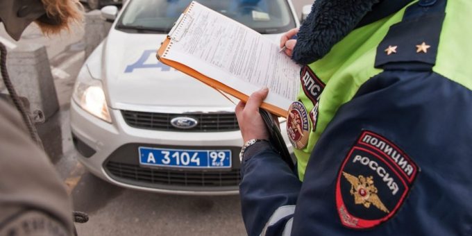 Сотрудник ГИБДД заполняет протокол