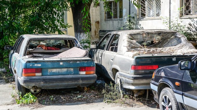 Брошенные автомобили во дворе дома